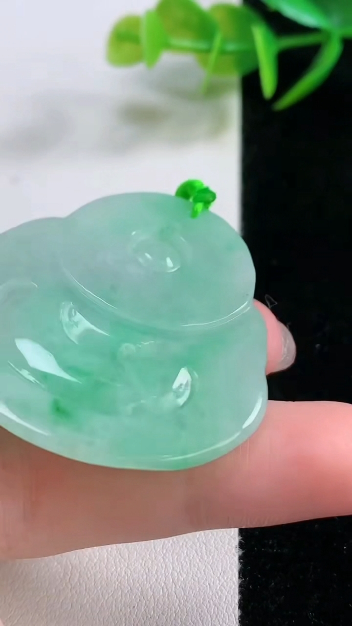 天然A货翡翠佛公吊坠，尺寸43-41.6-6，重量:18.44g
11月26日