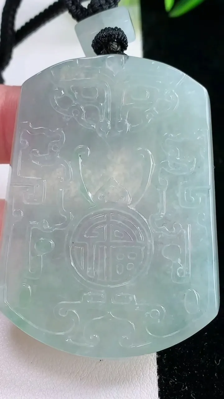 天然A货翡翠仿古无事牌吊坠，尺寸55-41.7-5.1，重量:35.50g
11月26日