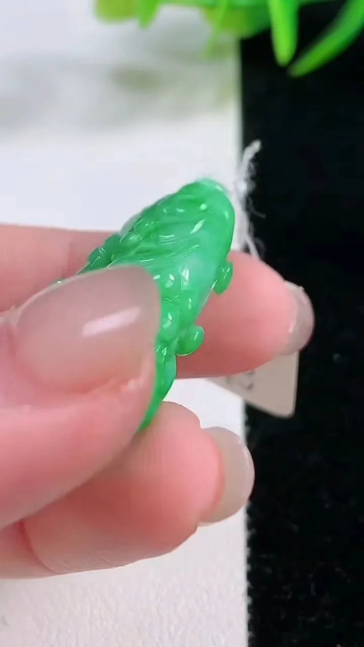 天然A货翡翠白菜吊坠，尺寸36-23-10.5，重量:13.96g
11月26日