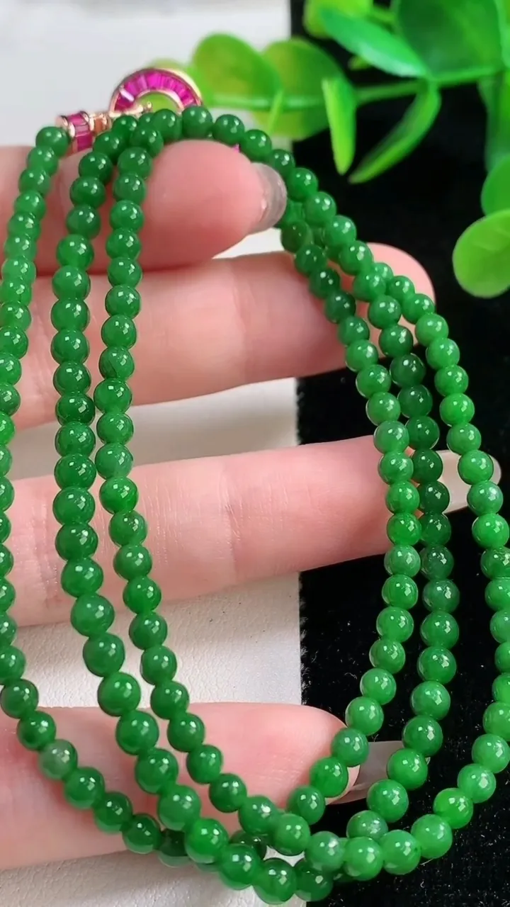 天然A货翡翠小米珠项链，尺寸3.4-156颗，重量:16.57g11月26日
工厂直销收藏佳品,种好水足，色泽均匀，有种有色，上手高大气！