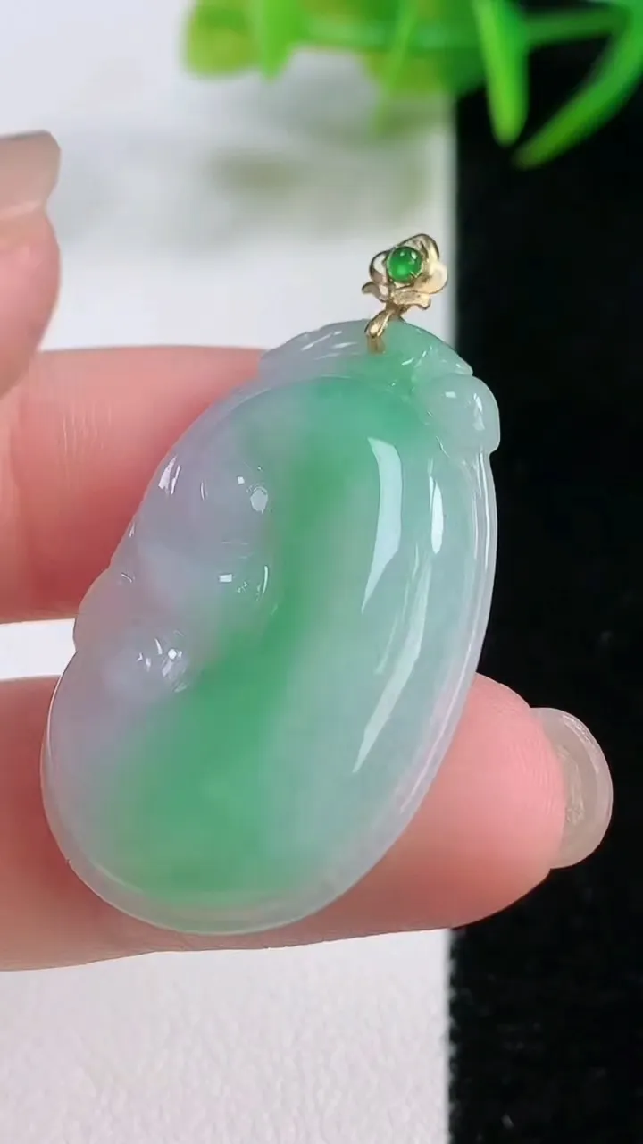 天然A货翡翠如意吊坠，尺寸33.4-22.7-4.7，重量:6.59g
11月26日