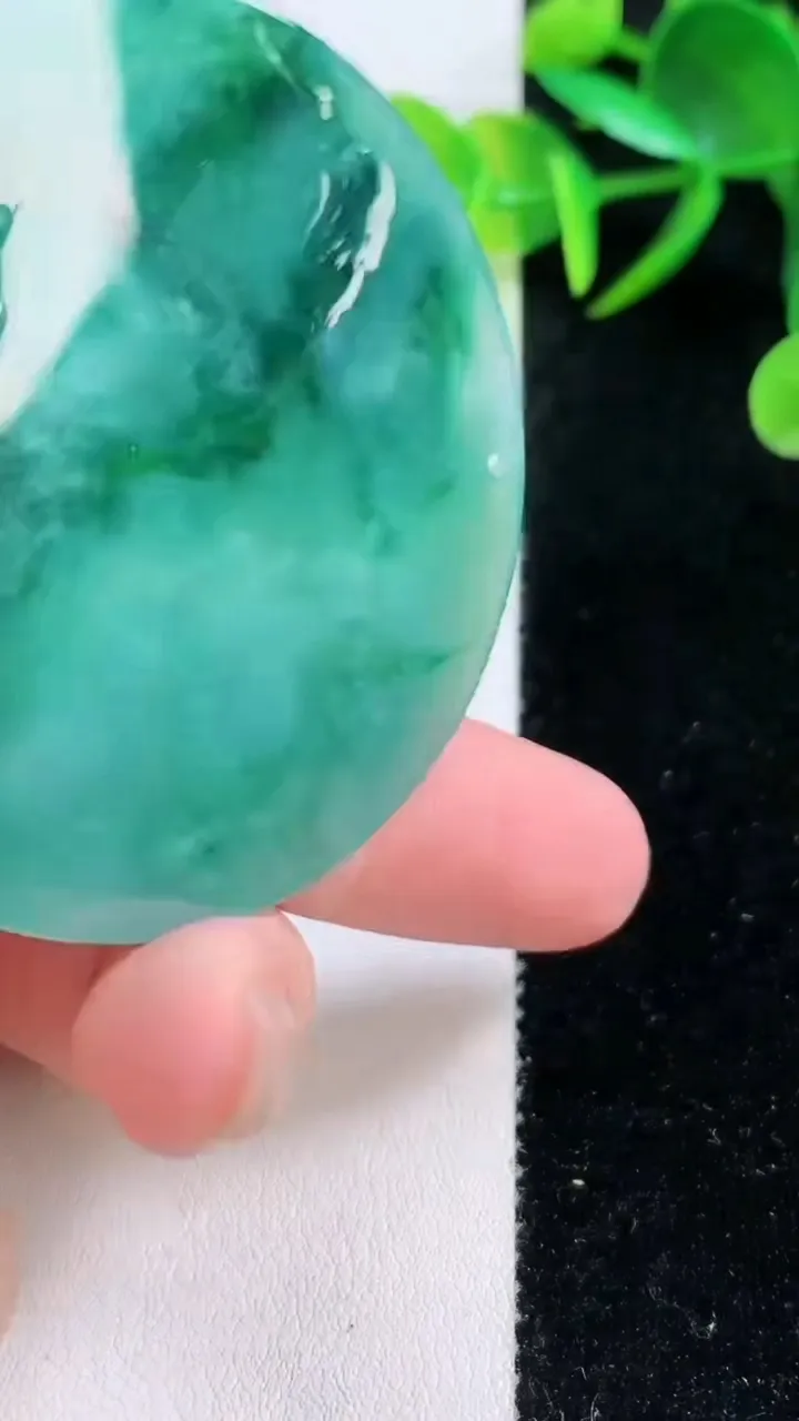 天然A货翡翠一念之间吊坠，尺寸54.8-5.3，重量:32.67g
11月26日