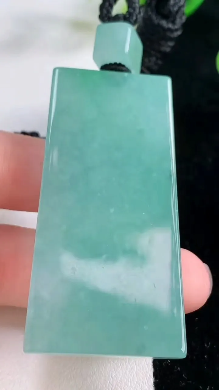 天然A货翡翠无事牌吊坠，尺寸55.728.3-7.5，重量:41.80g
11月26日