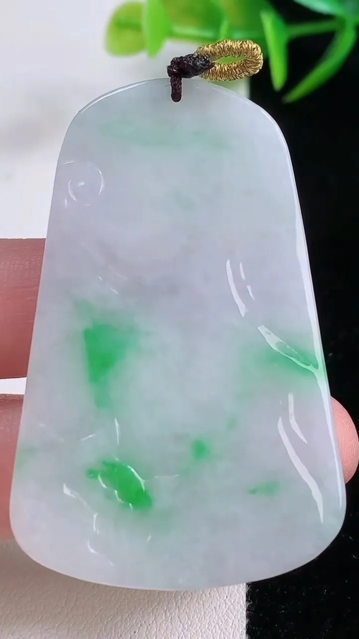 天然A货翡翠不动明王吊坠，尺寸55-34.8-4.5，重量:18.38g
11月26日