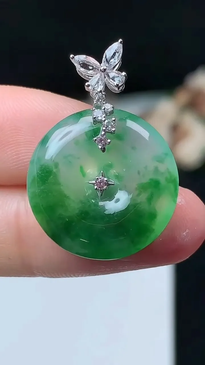 天然A货翡翠平安扣吊坠，尺寸19.3-4.2，重量:4.00g
11月26日