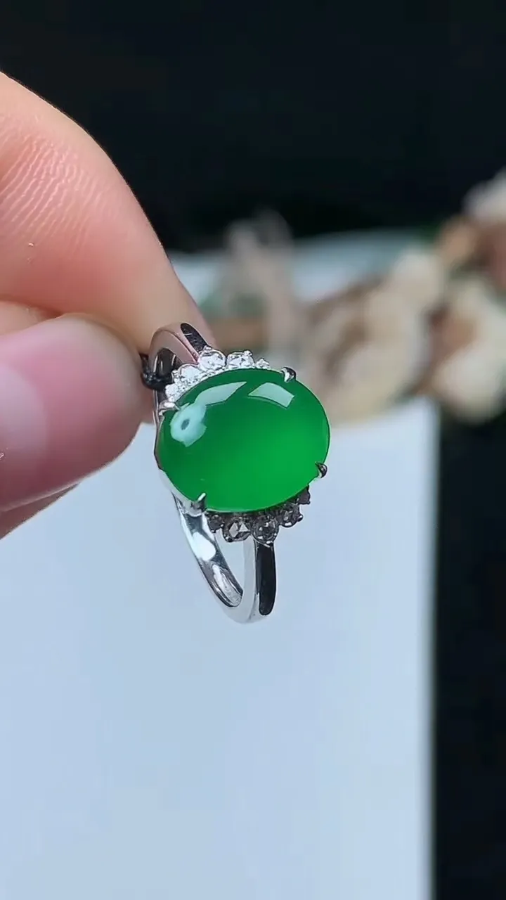 天然A货翡翠蛋面戒指，尺寸17-10.3-8.3，重量:2.88g2025年11月26日
工厂直销收藏佳品,种好水足，色泽均匀，有种有色，上手高大气！