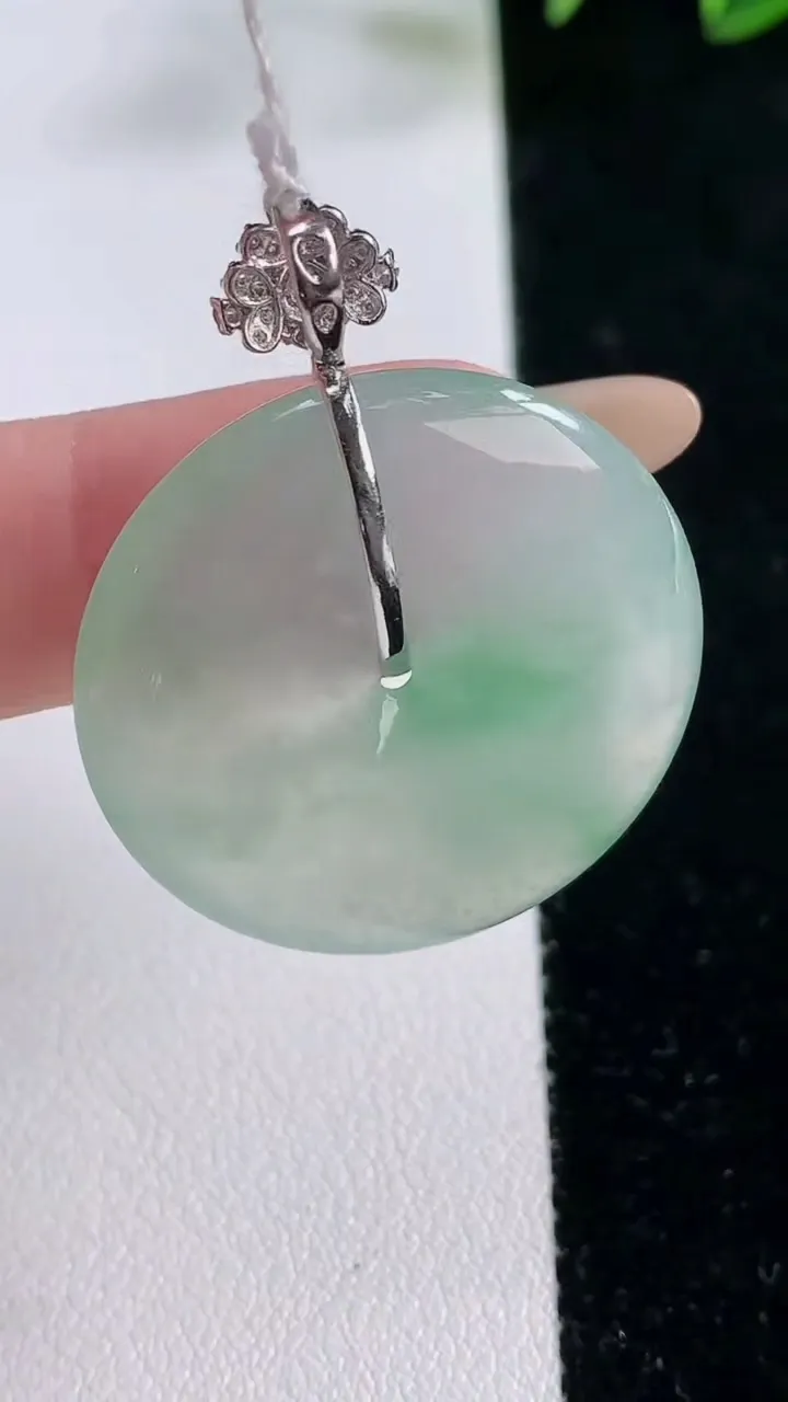 天然A货翡翠平安扣吊坠，尺寸29.2-5.3，重量:10.06g
11月26日