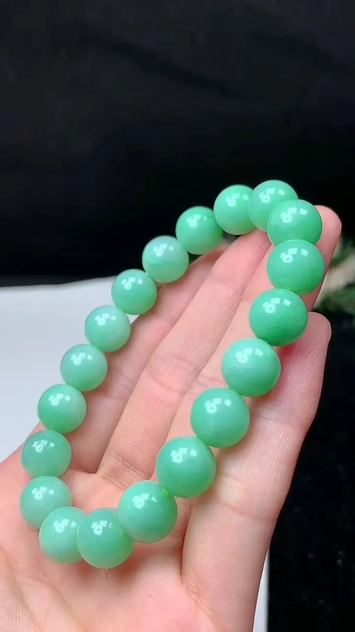 天然A货翡翠圆珠手串，尺寸9.9-19颗，重量:33.00g11月26日
工厂直销收藏佳品,种好水足，色泽均匀，有种有色，上手高大气！