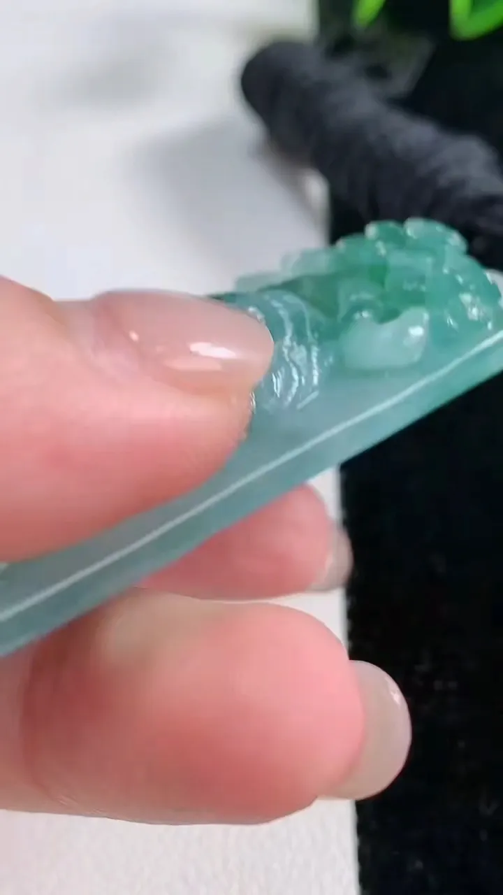 天然A货翡翠种飘花生肖虎吊坠，尺寸66.5-32-12.5，重量:57.92g
11月26日