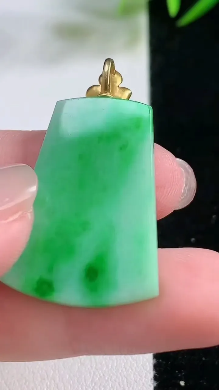 天然A货翡翠无事牌吊坠，尺寸29-21.6-2.7，重量:5.15g
11月26日