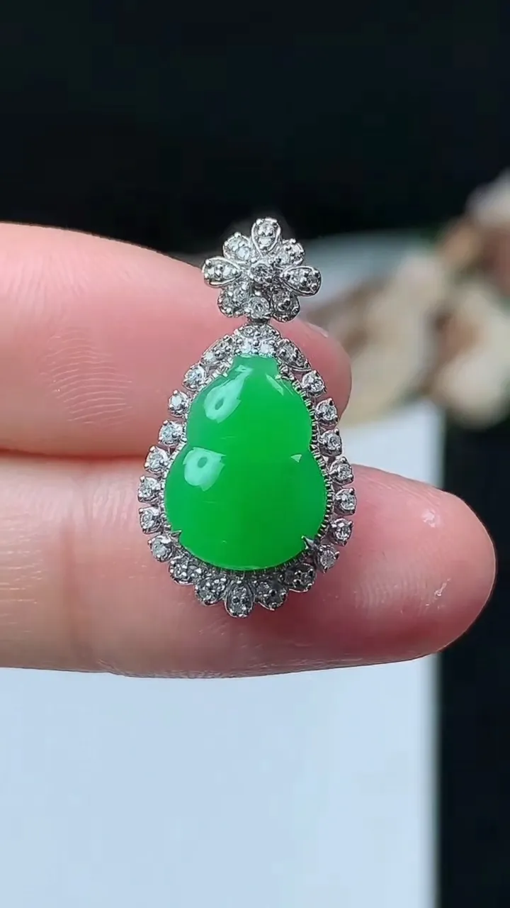 天然A货翡翠葫芦吊坠，尺寸22.7-12.3-7.2，裸石11.9-8.9，重量:2.71g
11月26日