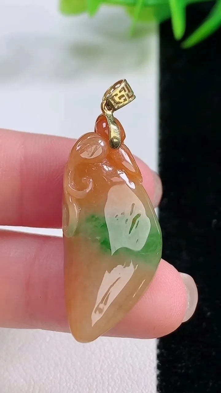 天然A货翡翠18K金双彩福瓜吊坠，尺寸32.2-14.4-12，重量:8.90g
11月26日