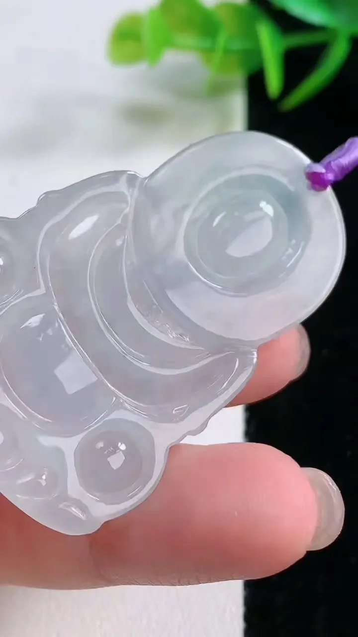 天然A货翡翠观音菩萨吊坠，尺寸49.6-33.3-5.4，重量:15.24g
11月26日