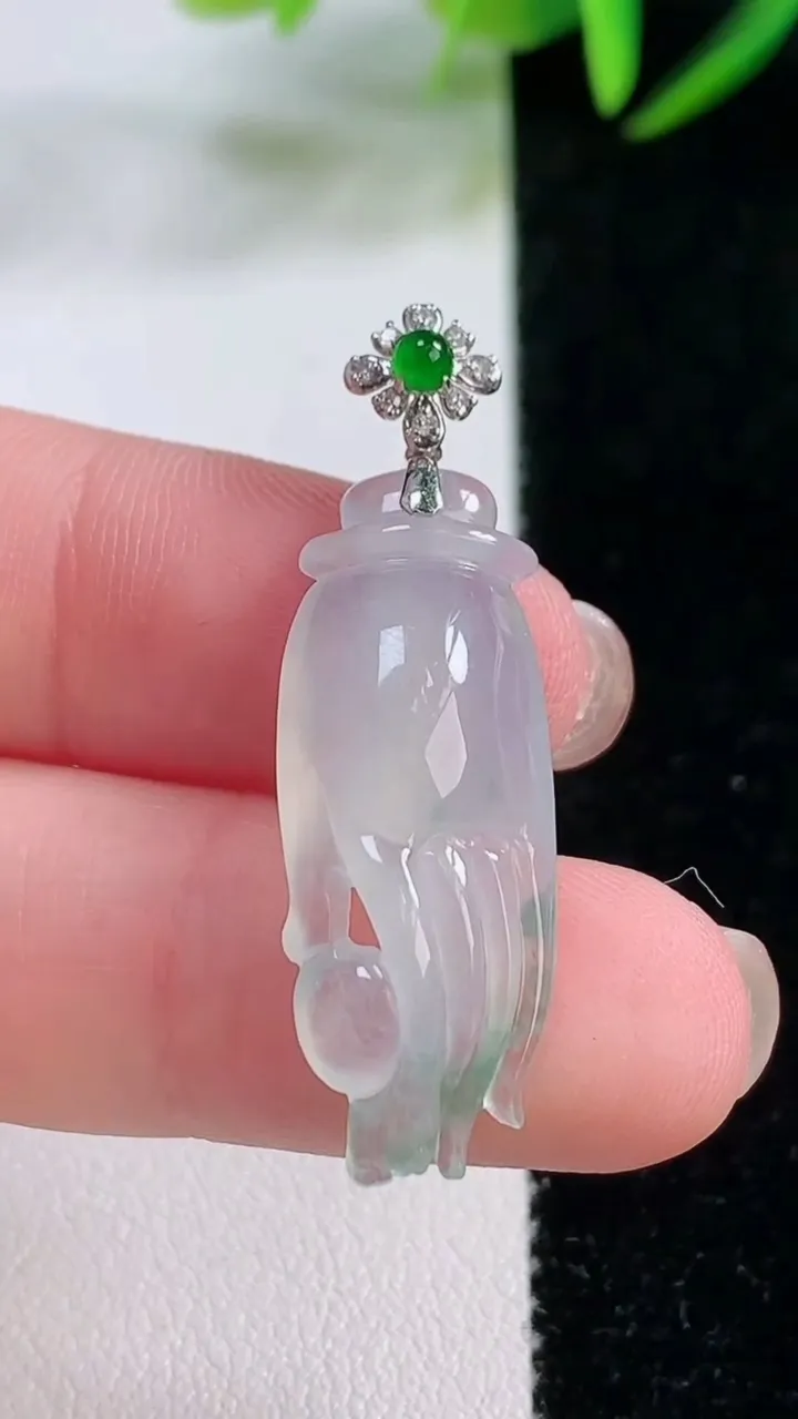 天然A货翡翠种飘花掌上明珠吊坠，尺寸29.8-11.4-6.5，重量:3.68g11月26日
工厂直销收藏佳品,种好水足，色泽均匀，有种有色，上手高大气！