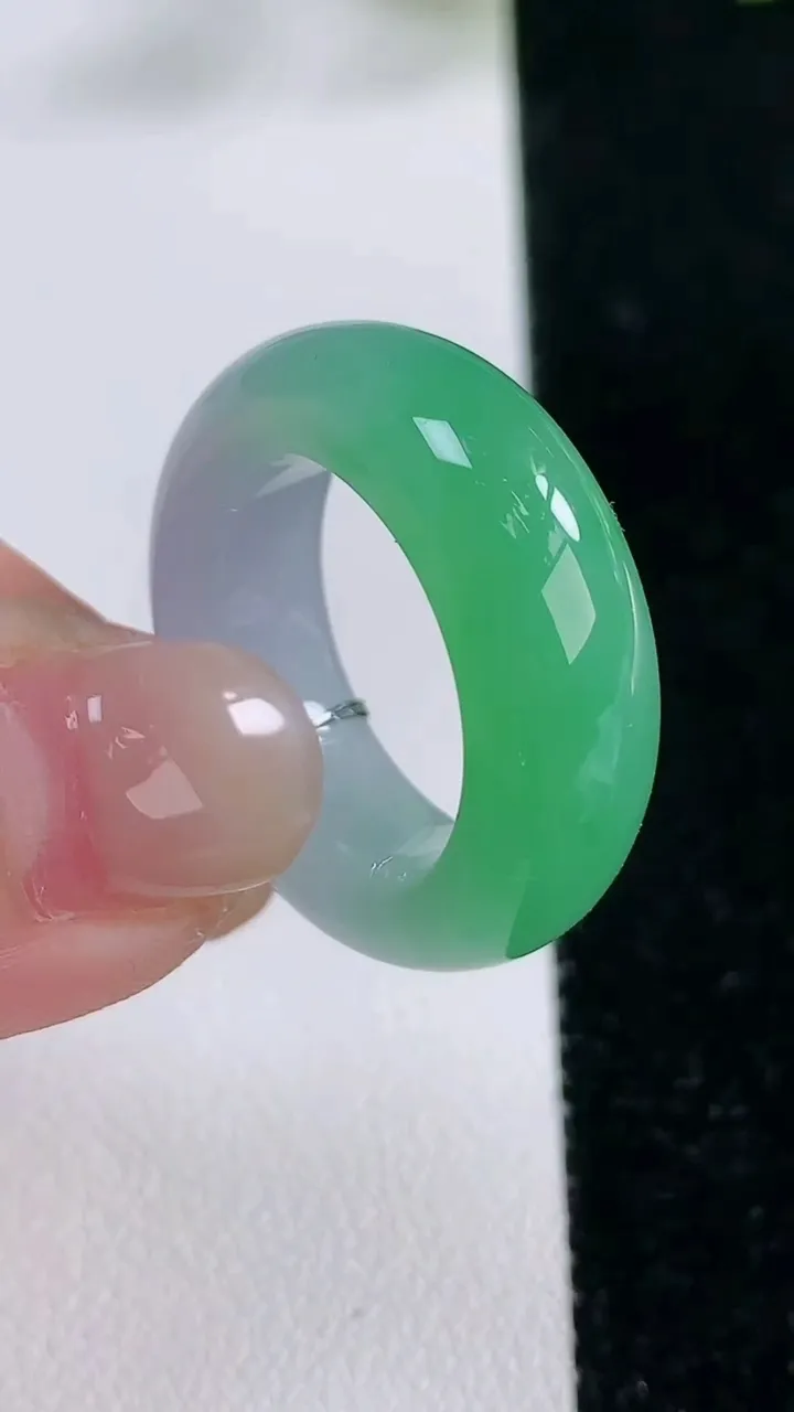 天然A货翡翠指环戒指，尺寸17.8-8-4.8，重量:8.42g2025年11月26日
工厂直销收藏