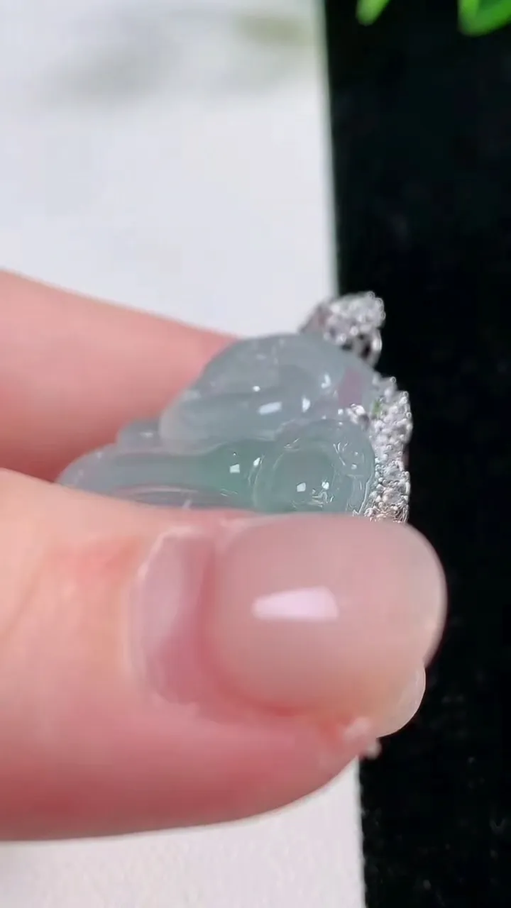 天然A货翡翠布袋佛吊坠，尺寸52-34.6-10.4，裸石39-31.4重量:15.68g
11月26日