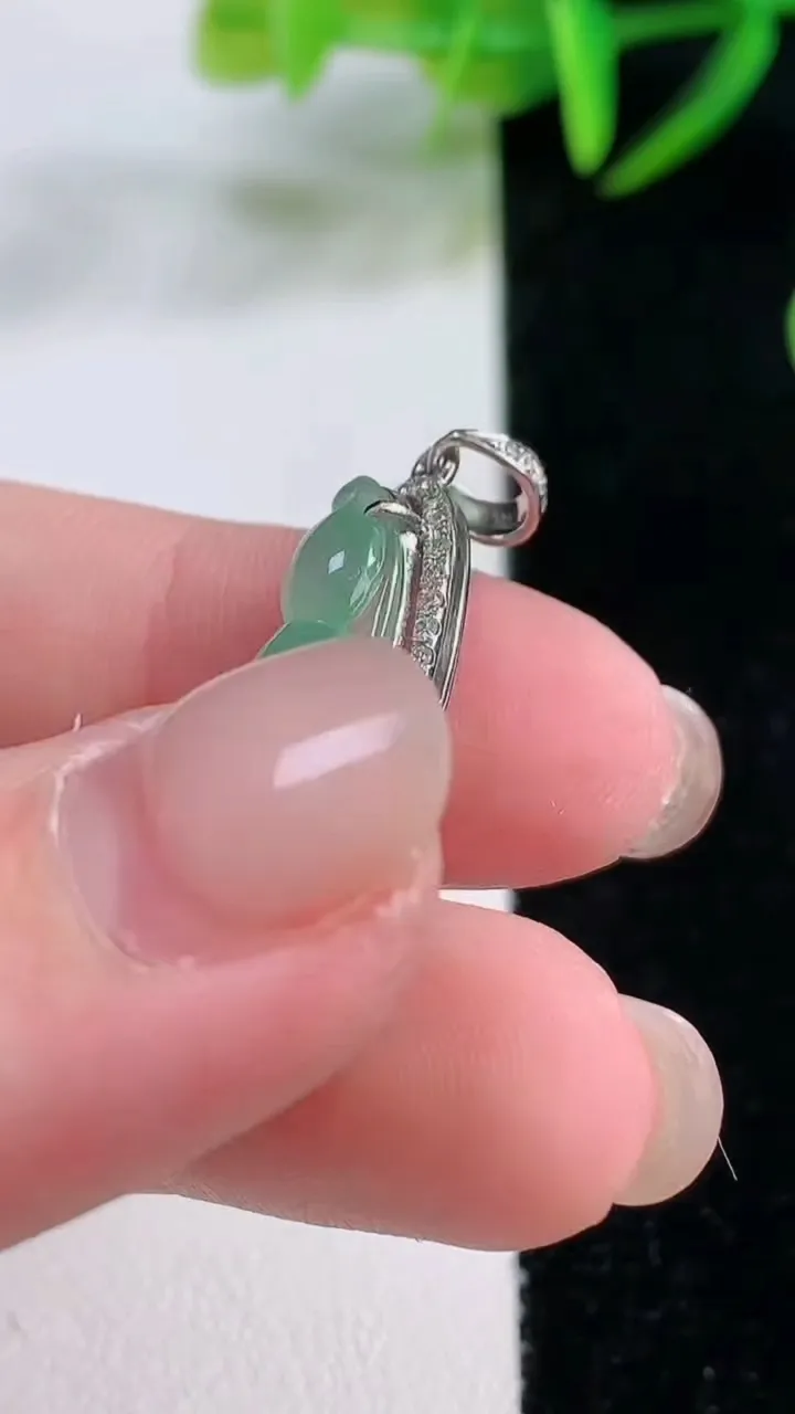 天然A货翡翠福豆吊坠，尺寸29.5-10-6.2，裸石23-7.3重量:2.81g
11月26日