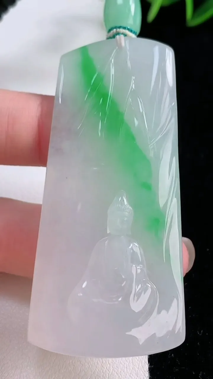 天然A货翡翠观音菩萨吊坠，尺寸65.7-28.2-15.4，重量:46.81g
11月26日