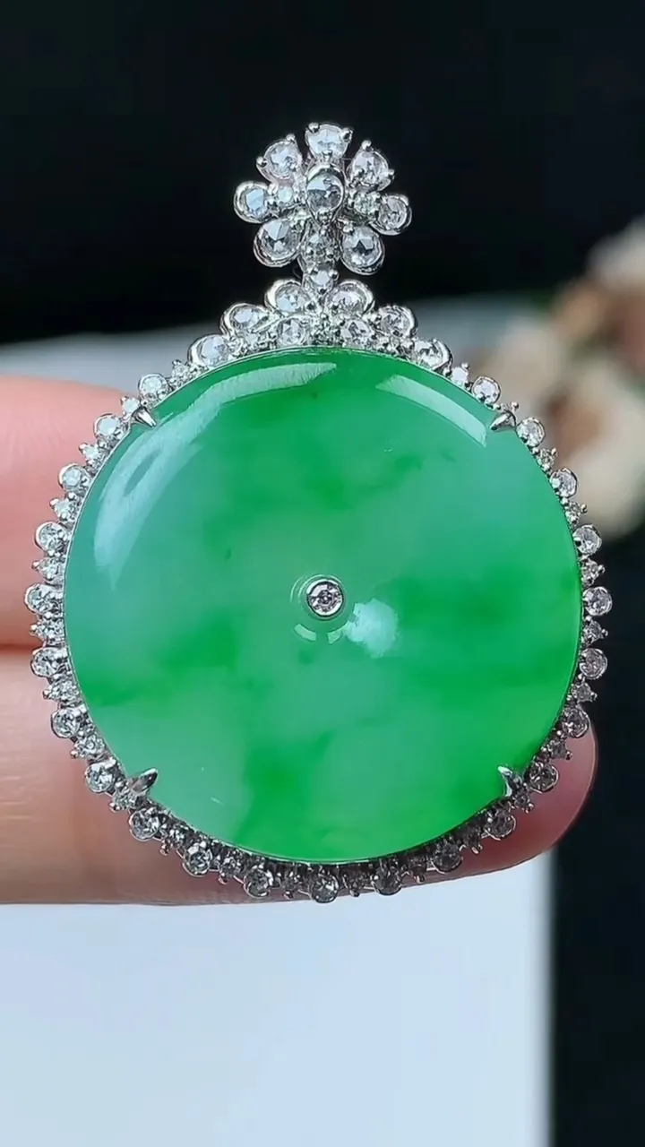 天然A货翡翠平安扣吊坠，尺寸36.5-26.7-9.6裸石22.7，重量:10.86g
11月26日