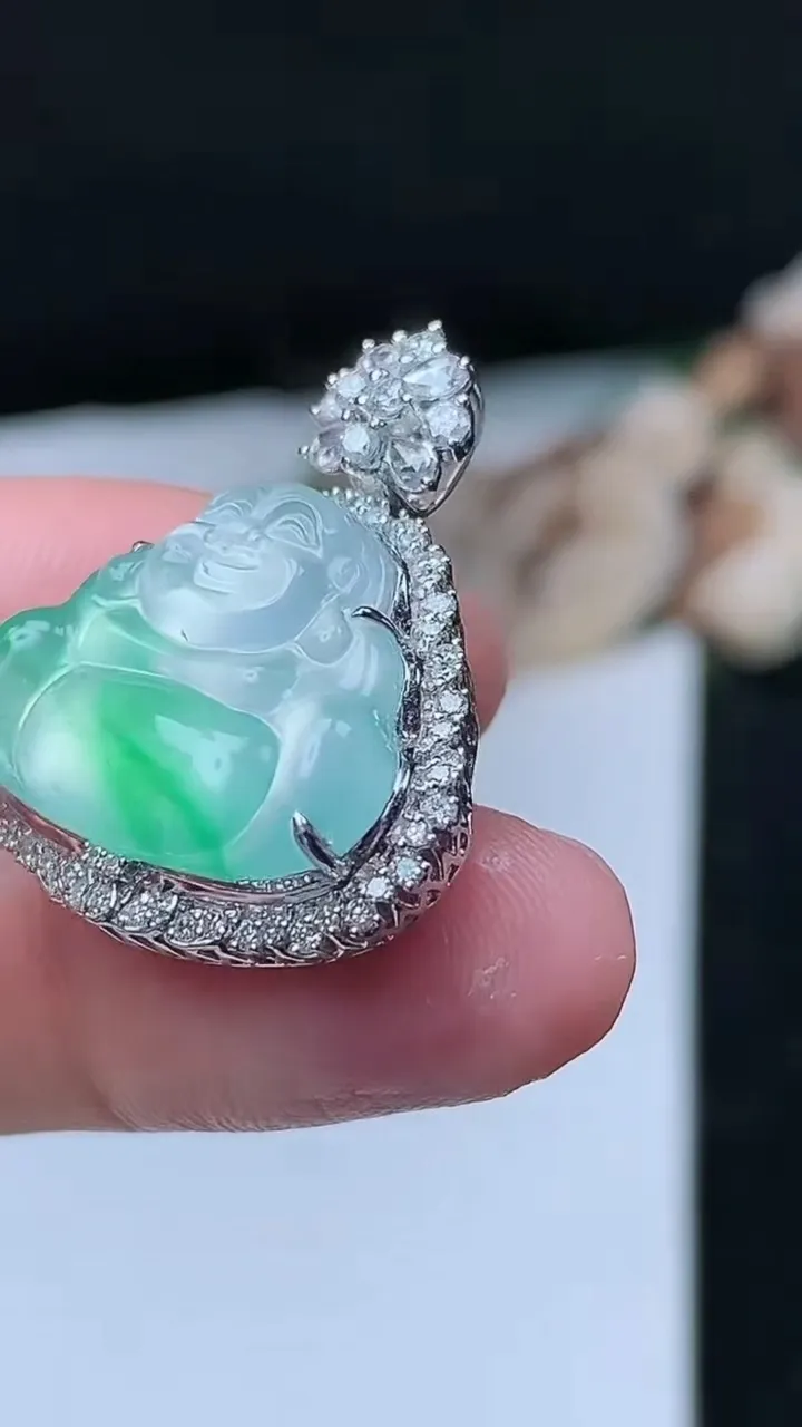 天然A货翡翠佛公吊坠，尺寸27.5-23.3-9.8裸石15.5-20，重量:6.67g
11月26日