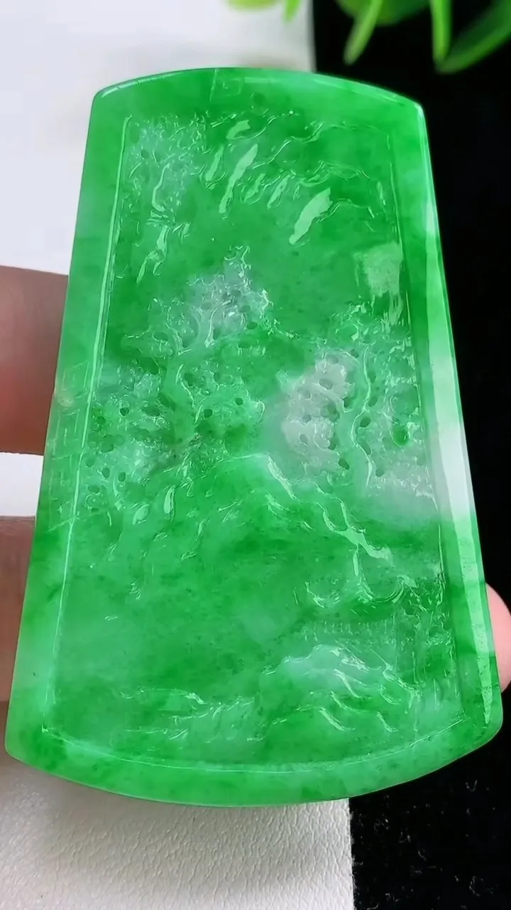 天然A货翡翠山水牌吊坠，尺寸62.4-42-5.3，重量:31.09g
11月26日