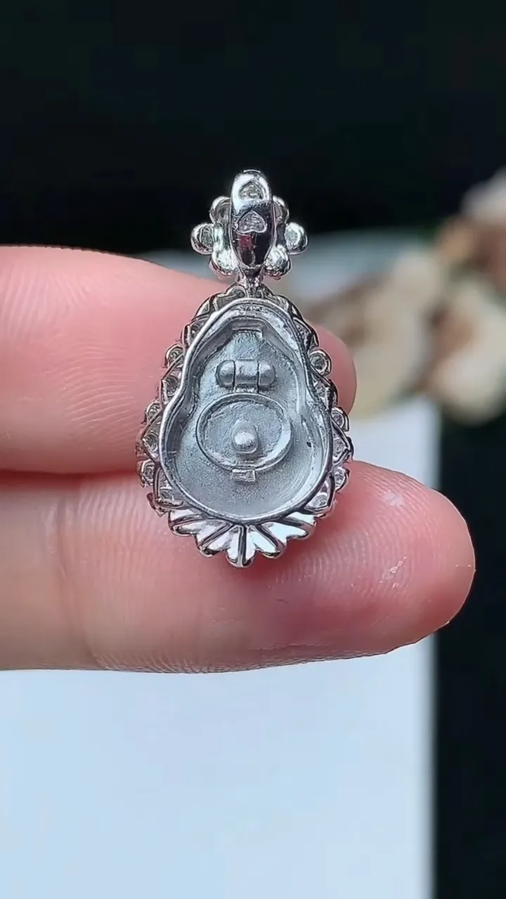 天然A货翡翠葫芦吊坠，尺寸22.7-12.3-7.2，裸石11.9-8.9，重量:2.71g
11月26日