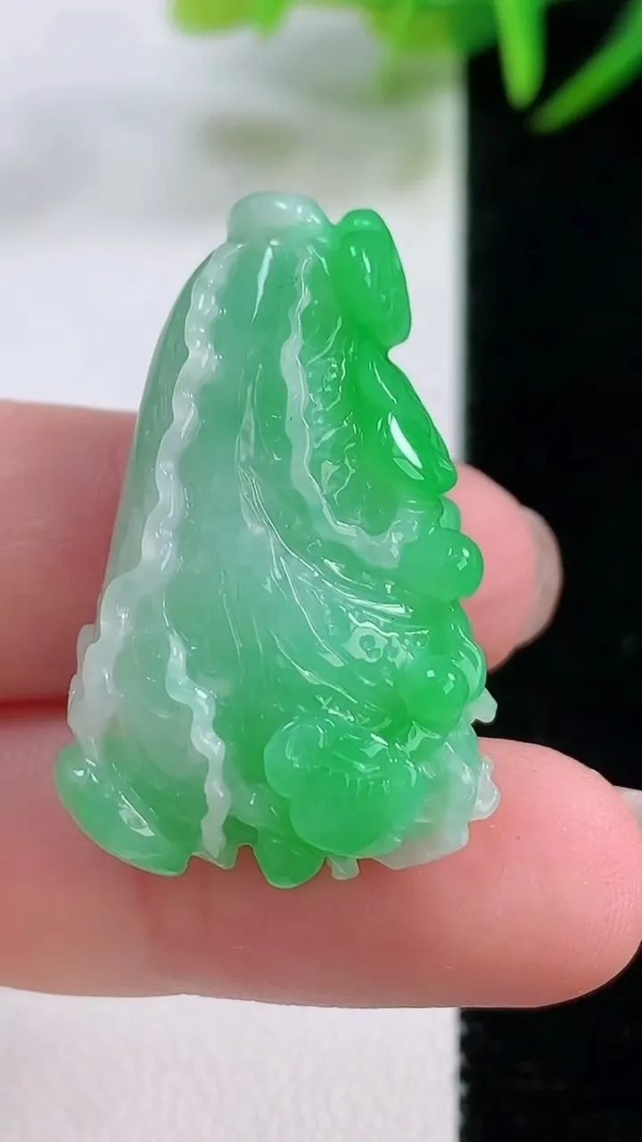 天然A货翡翠白菜吊坠，尺寸32.8-21-11.6，重量:11.80g
11月26日