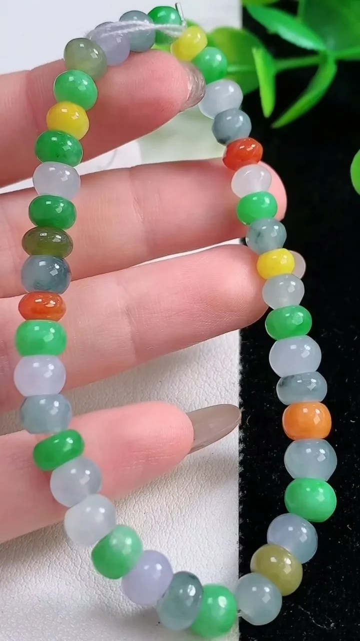 天然A货翡翠三彩算盘珠手串，尺寸6.3-4-41颗，重量:16.93g11月26日
工厂直销收藏佳品,种好水足，色泽均匀，有种有色，上手高大气！