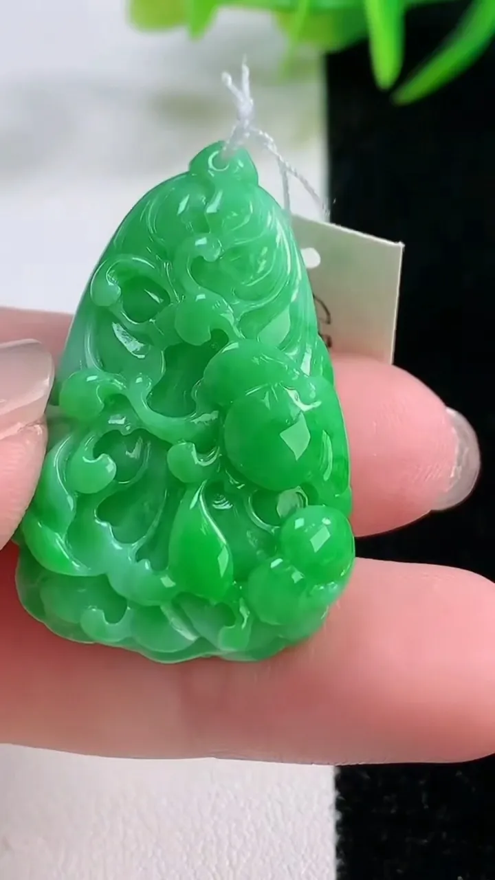 天然A货翡翠白菜吊坠，尺寸36-23-10.5，重量:13.96g
11月26日