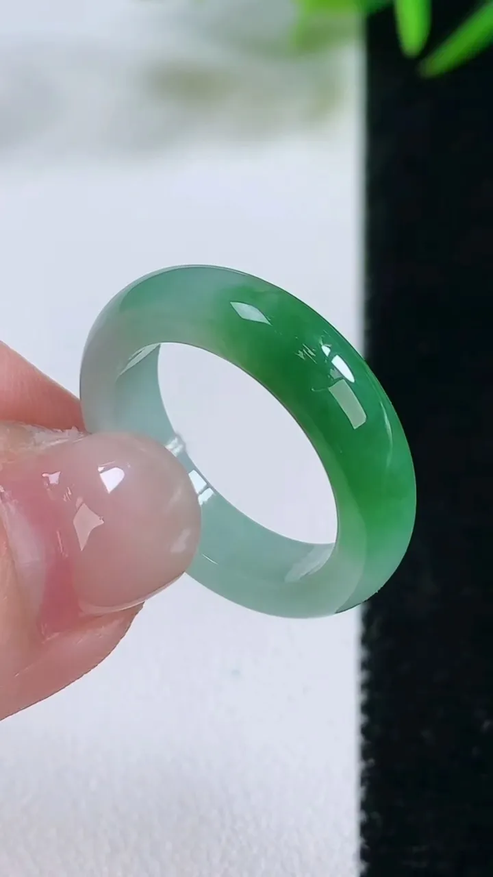 天然A货翡翠指环戒指，尺寸17.7-5.2-3，重量:3.78g2025年11月26日
工厂直销收藏佳品,种好水足，色泽均匀，有种有色，上手高大气！