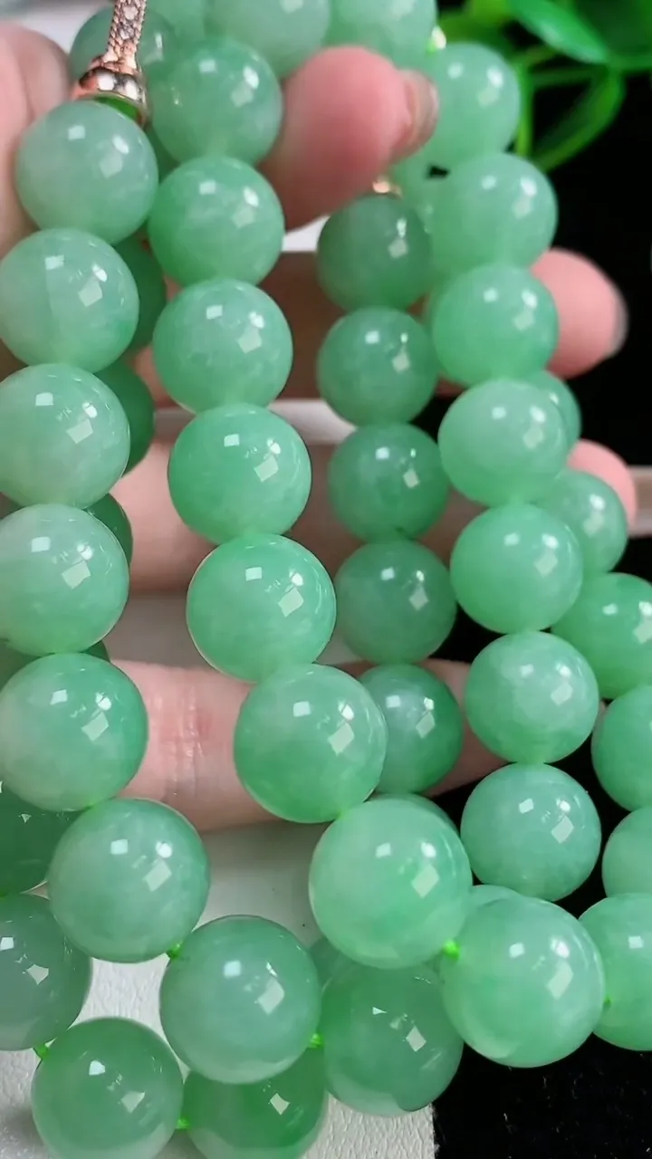 天然A货翡翠圆珠项链，尺寸11.3-54颗，重量:142.28g11月26日
工厂直销收藏佳品,种好水足，色泽均匀，有种有色，上手高大气！