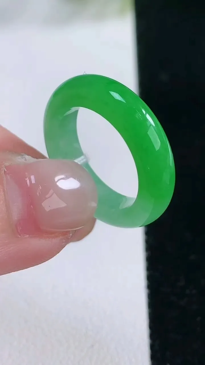 天然A货翡翠指环戒指，尺寸16.4-4.7-3.3，重量:3.71g2025年11月26日
工厂直销