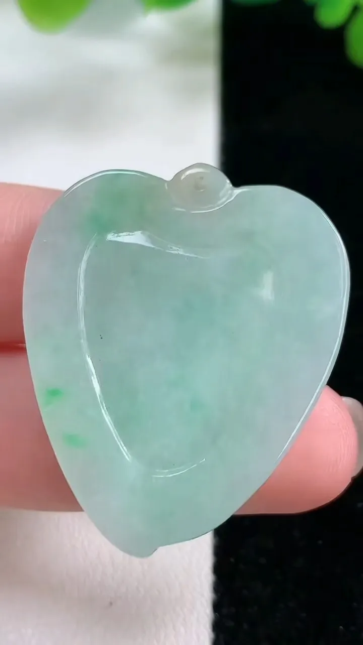 天然A货翡翠心形吊坠，尺寸36-29-5，重:9.04g
11月26日