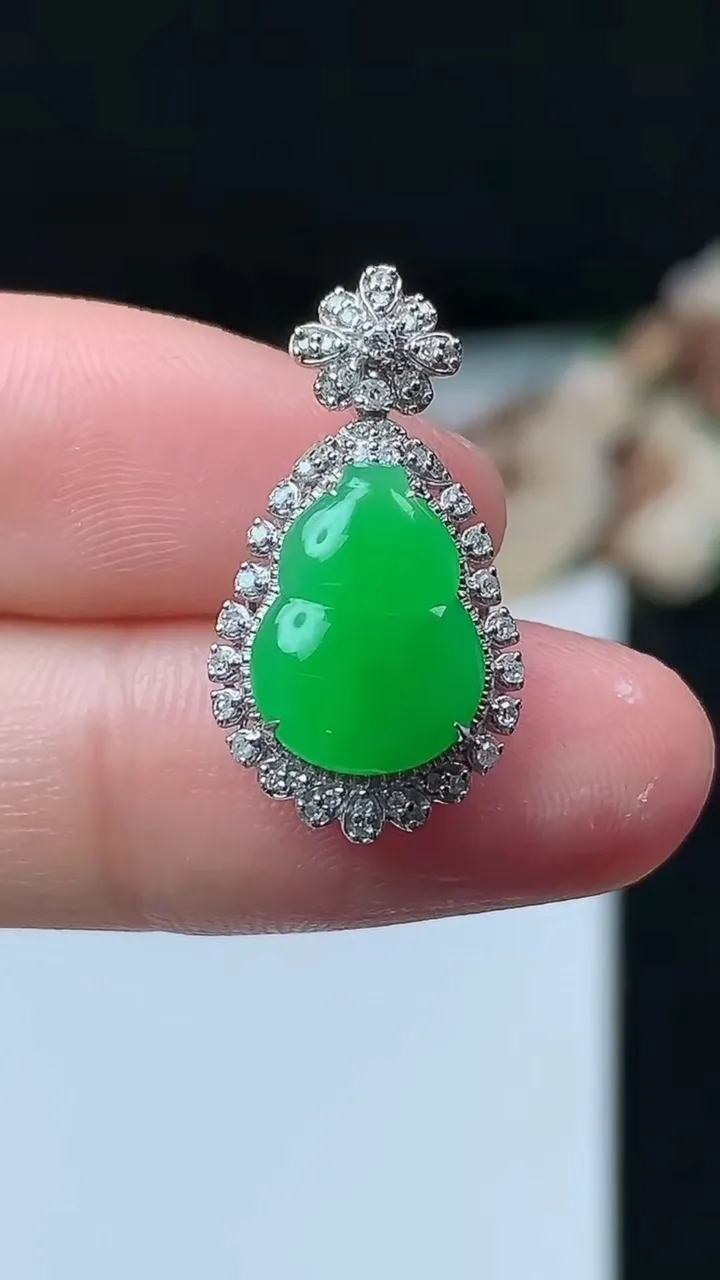 天然A货翡翠葫芦吊坠，尺寸22.7-12.3-7.2，裸石11.9-8.9，重量:2.71g
11月