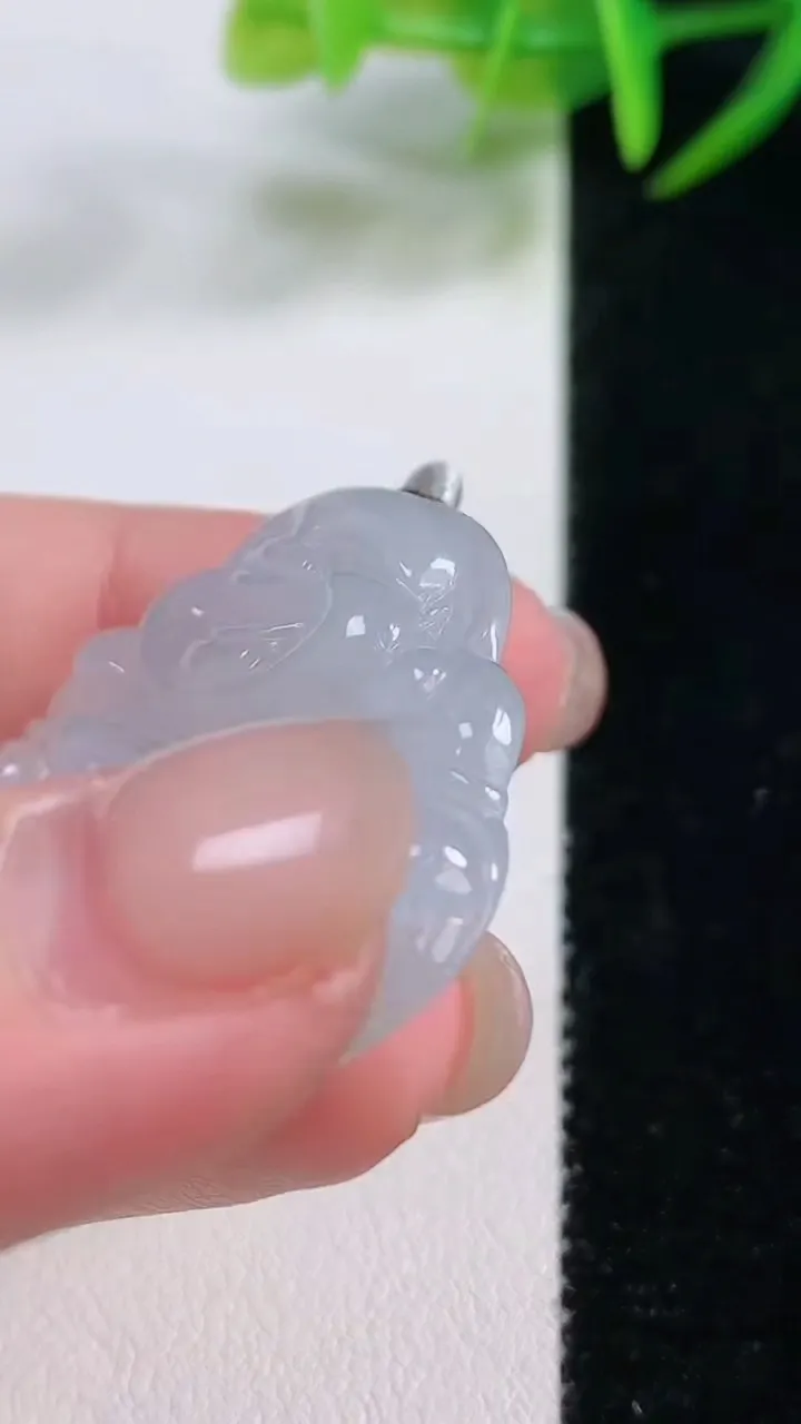 天然A货翡翠佛公吊坠，尺寸33.8-40.3-5.6，重量:11.65g
11月26日