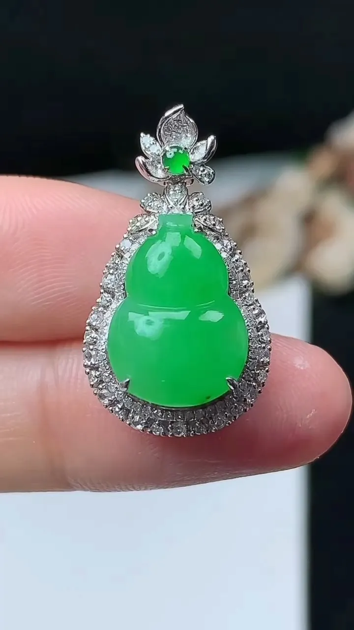 天然A货翡翠葫芦吊坠，尺寸25.8-14.7-10.4，裸石14.6-10.6，重量:4.30g
11月26日