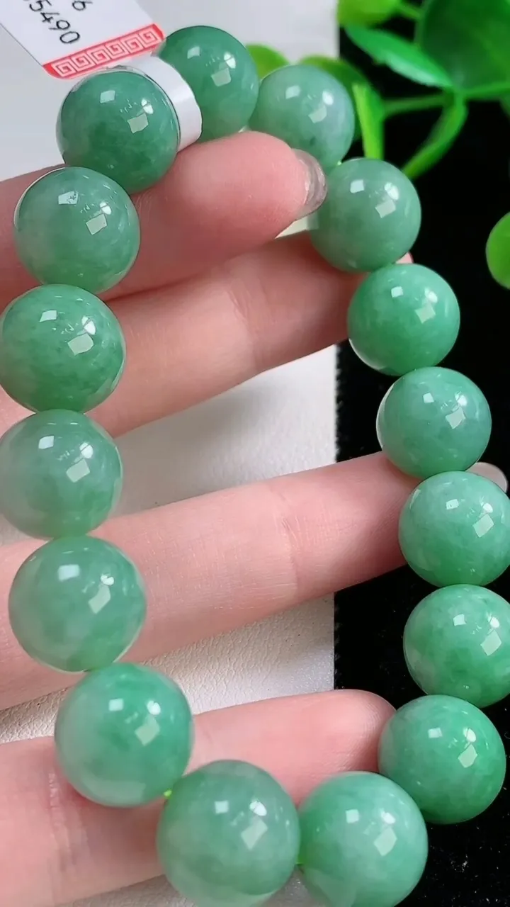 天然A货翡翠圆珠手串，尺寸12.7-16颗，重量:56.38g11月26日
工厂直销收藏佳品,种好水