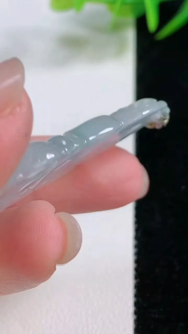 天然A货翡翠观音菩萨吊坠，尺寸43.4-27.6-4.5，重量:9.60g
11月26日