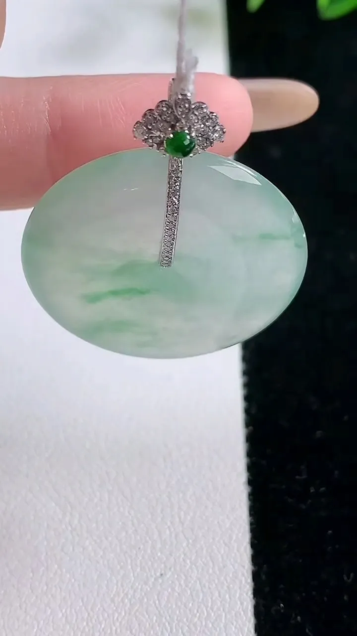 天然A货翡翠平安扣吊坠，尺寸29.2-5.3，重量:10.06g
11月26日