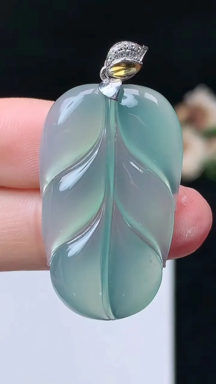 天然A货翡翠金枝玉叶 叶子吊坠，尺寸33.2-20.2-3.6，重量:5.21g
11月26日