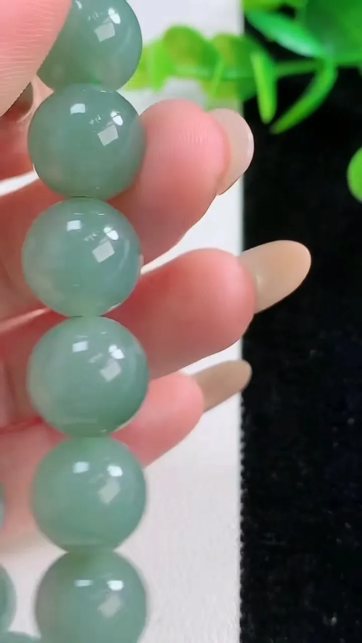 天然A货翡翠圆珠手串，尺寸12.3-16颗，重量:52.67g11月26日
工厂直销收藏佳品,种好水足，色泽均匀，有种有色，上手高大气！