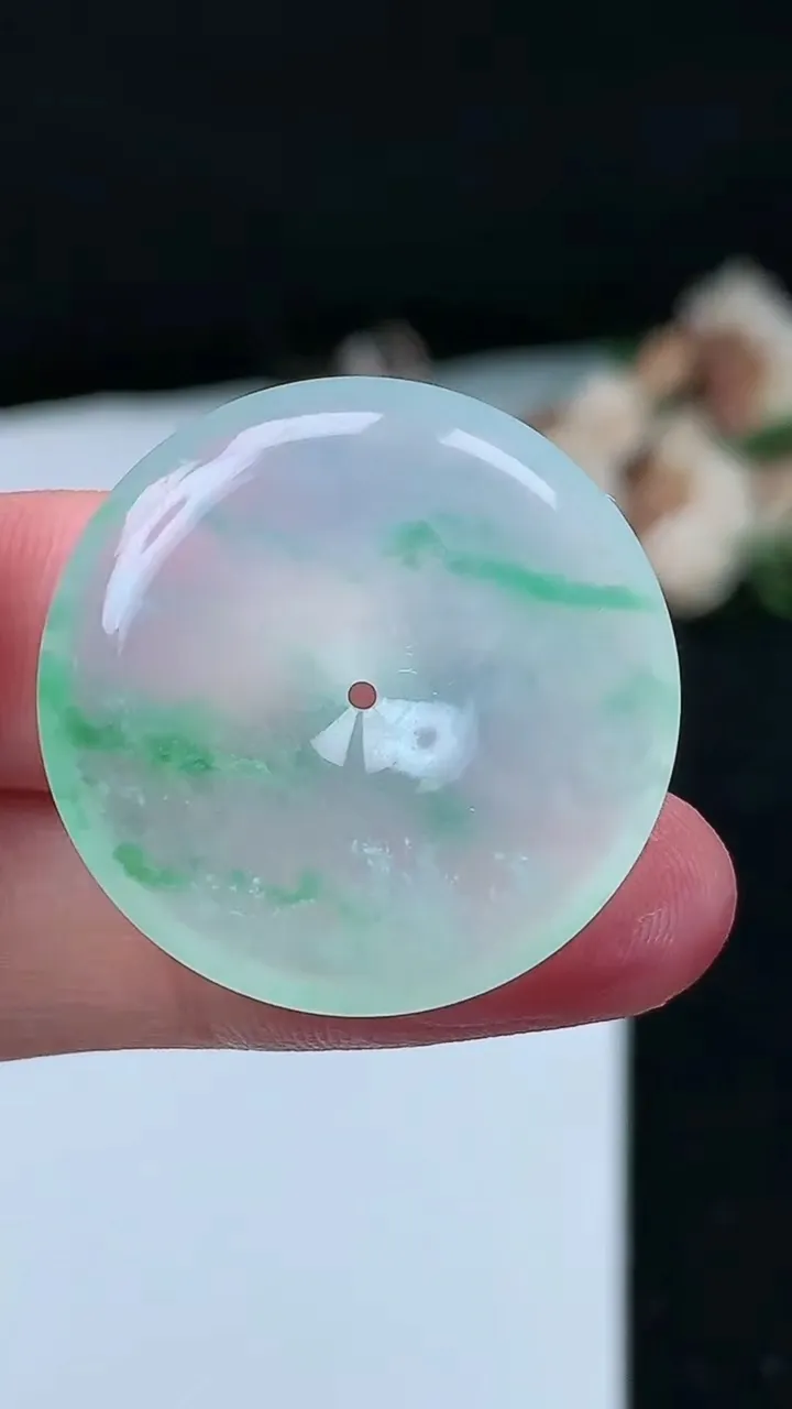 天然A货翡翠平安扣吊坠，尺寸27.7-5.7，重量:9.14g
11月26日