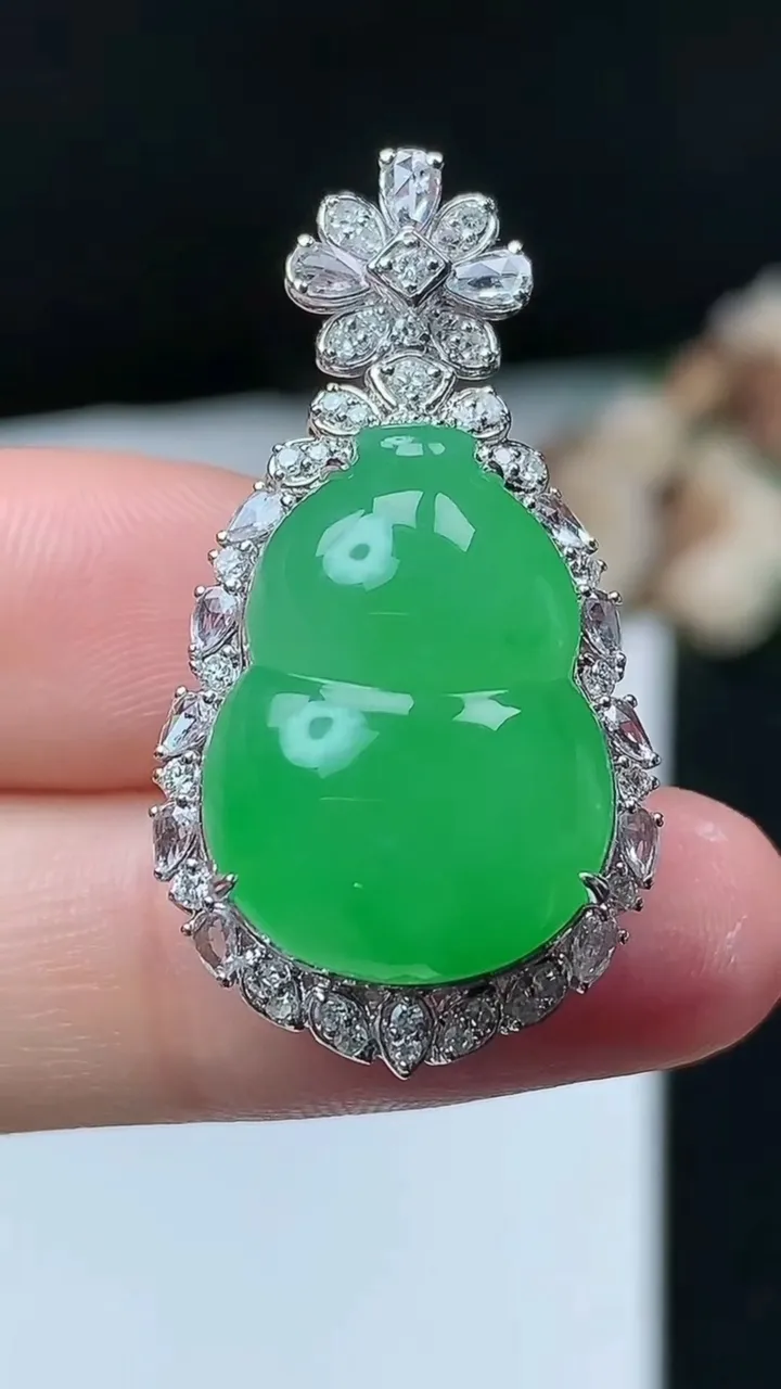 天然A货翡翠葫芦吊坠，尺寸34.6-18.7-12.3裸石19.4-14.6，重量:7.95g
11