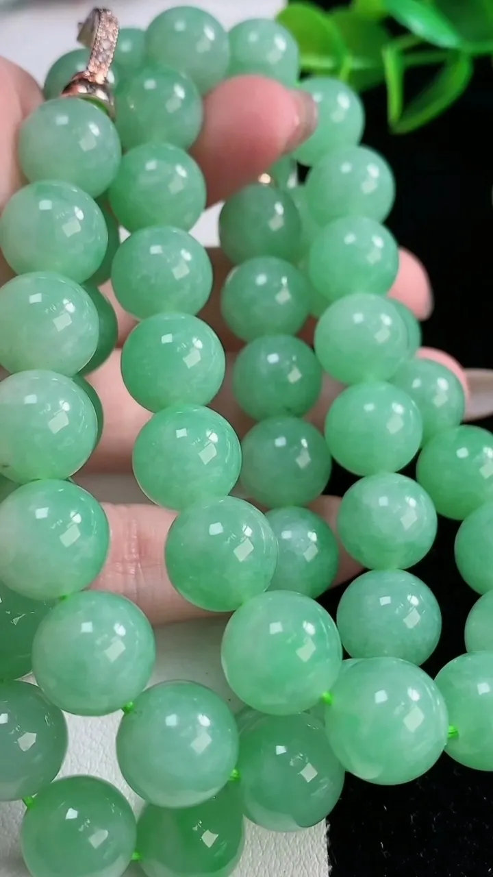 天然A货翡翠圆珠项链，尺寸11.3-54颗，重量:142.28g11月26日
工厂直销收藏佳品,种好水足，色泽均匀，有种有色，上手高大气！