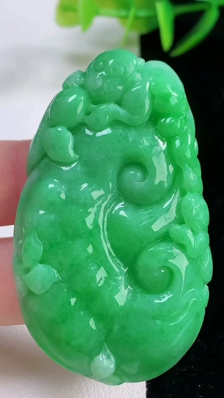 天然A货翡翠如意吊坠，尺寸56-33.3-8.4，重量:33.82g
11月26日