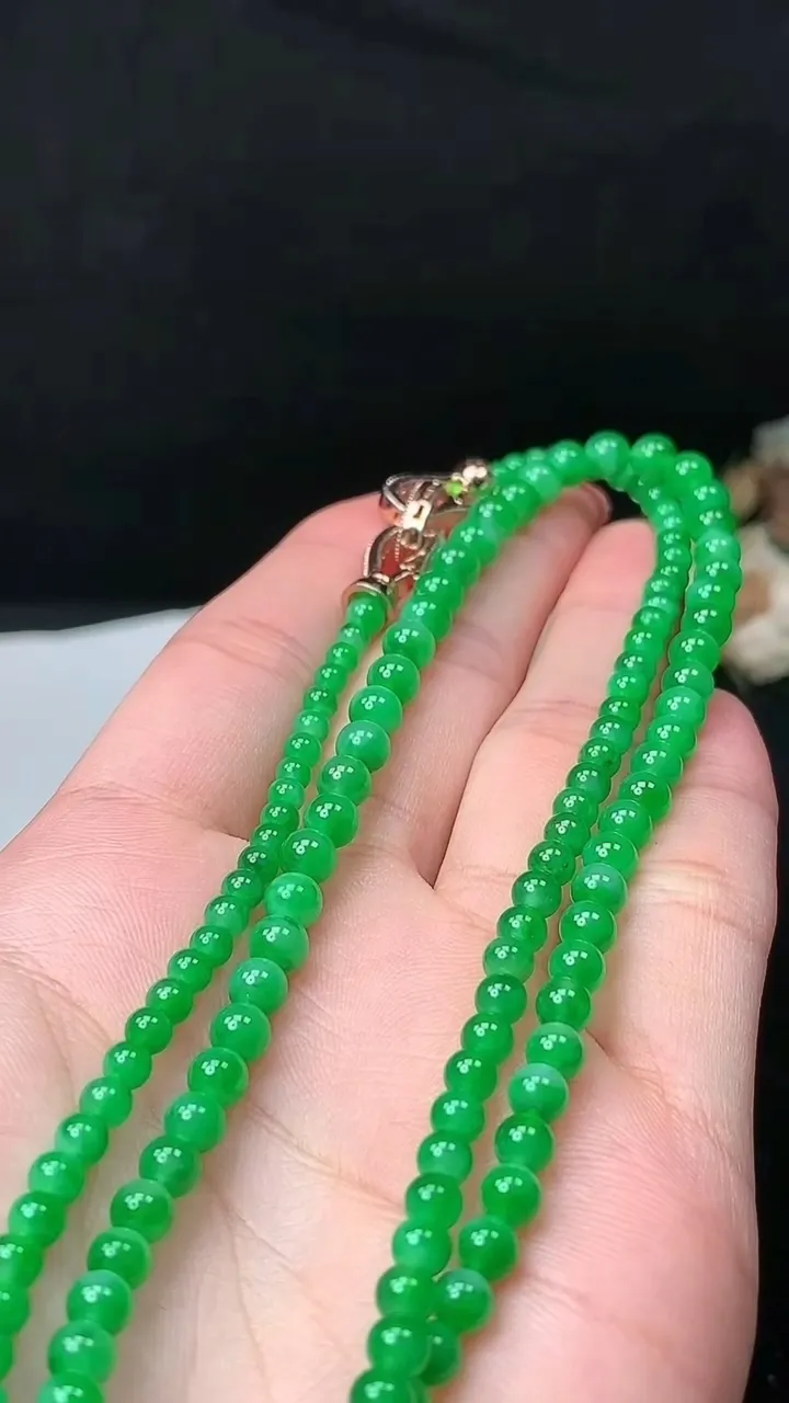 天然A货翡翠圆珠项链，尺寸5-142颗，重量:19.82g11月26日
工厂直销收藏佳品,种好水足，色泽均匀，有种有色，上手高大气！