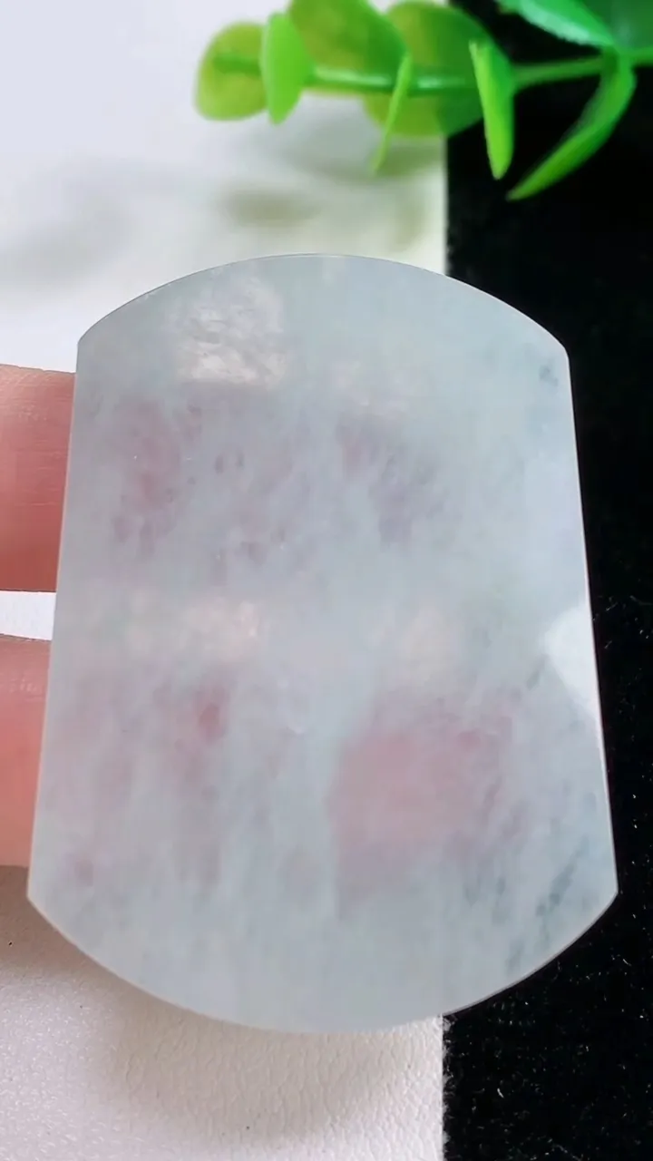 天然A货翡翠无事牌镶嵌件，尺寸52-39-3.6，重量:22.20g
11月26日