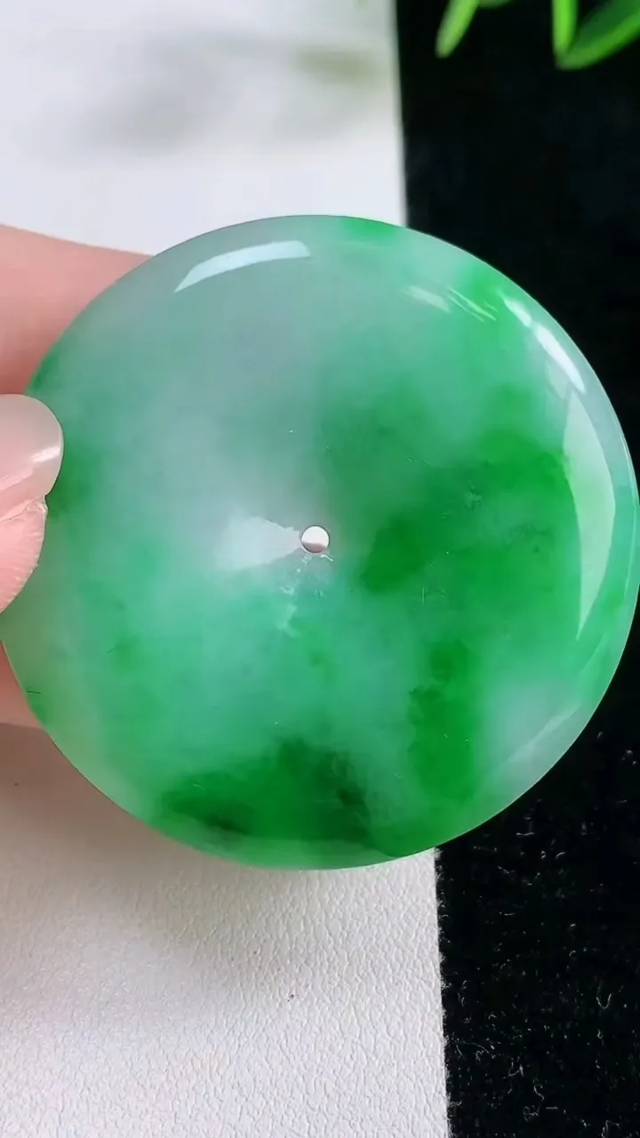 天然A货翡翠平安扣吊坠，尺寸44.5-6.2，重量:27.55g
11月26日