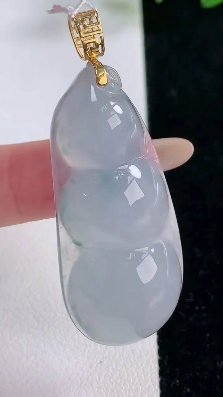 天然A货翡翠种飘花福豆吊坠，尺寸47-21-9.6，重量:15.33g
11月26日