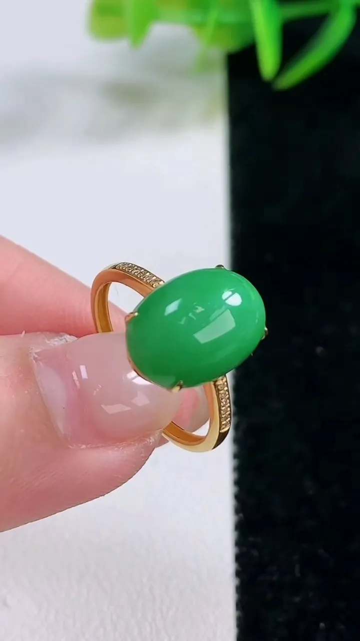 天然A货翡翠蛋面戒指，尺寸17.7-13-9.1-6.2，重量:2.19g2025年11月26日
工厂直销收藏佳品,种好水足，色泽均匀，有种有色，上手高大气！
